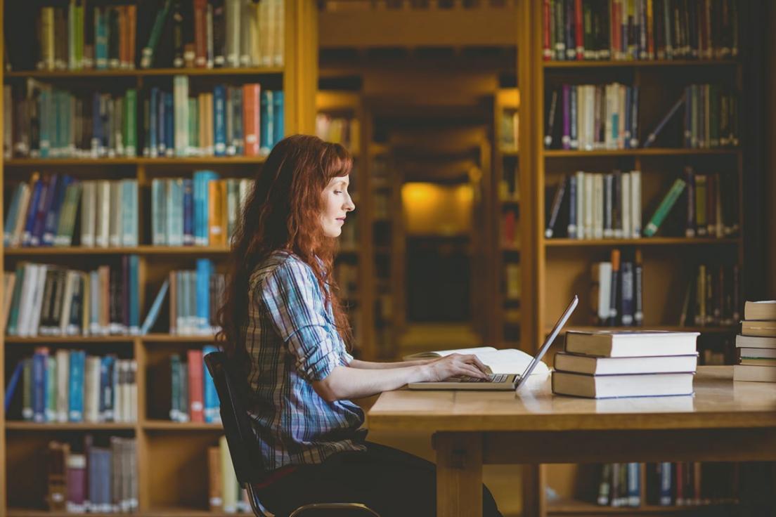 Teilnehmer arbeitet an SEO-Analyse mit praktischen Tools und strukturierten Daten